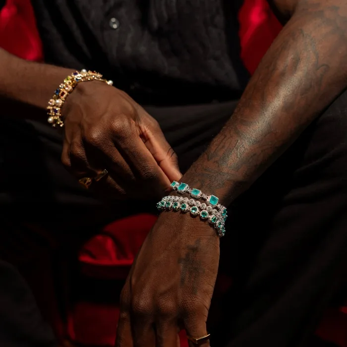 Pulseiras cravejadas no pulso