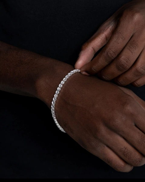 Pulseira Riviera cravejada, no pulso